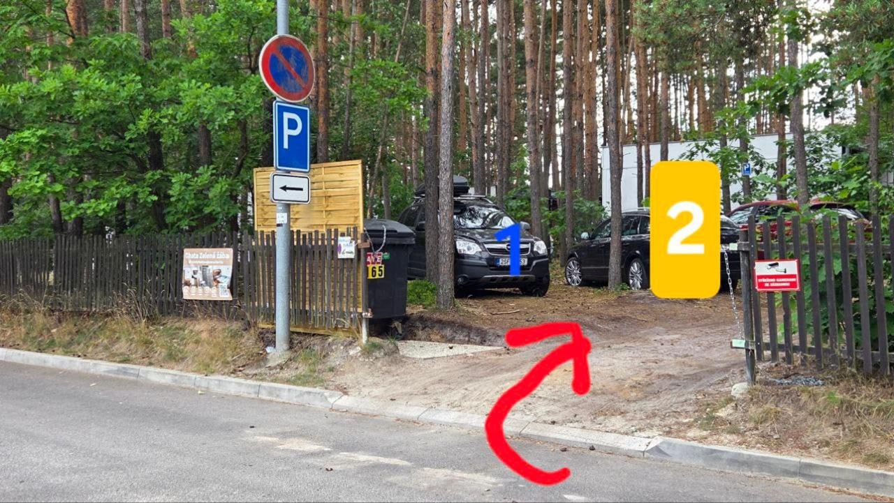 Přesná poloha chatek a parkování